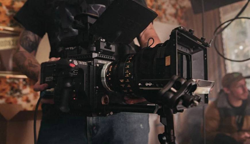 竹山县广告片拍摄的过程中我们应该注重品牌塑造还是广告销售